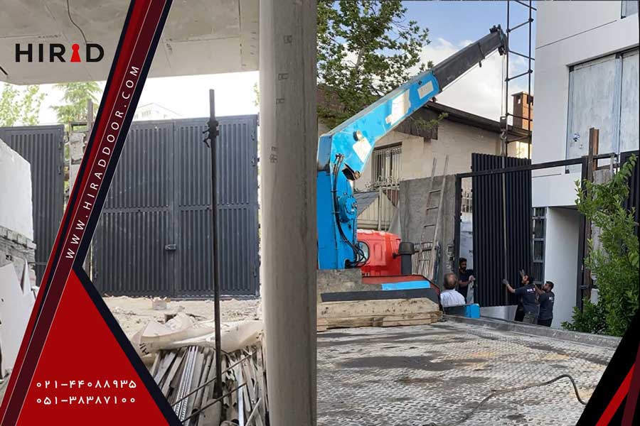 نصب لنگه&zwnj;های درب پارکینگ با ابعاد بزرگ توسط جرثقیل